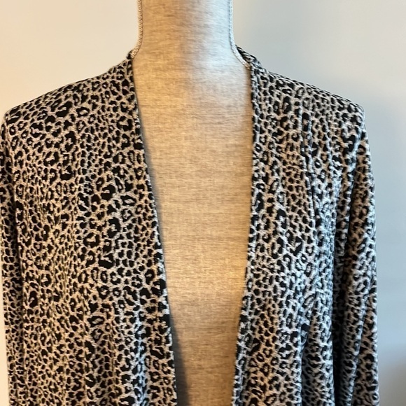 CHARTER CLUB WOMAN 2X ANIMAL PRINT CARDIGAN. Hole in back sleeve not noticeable - Picture 2 of 7